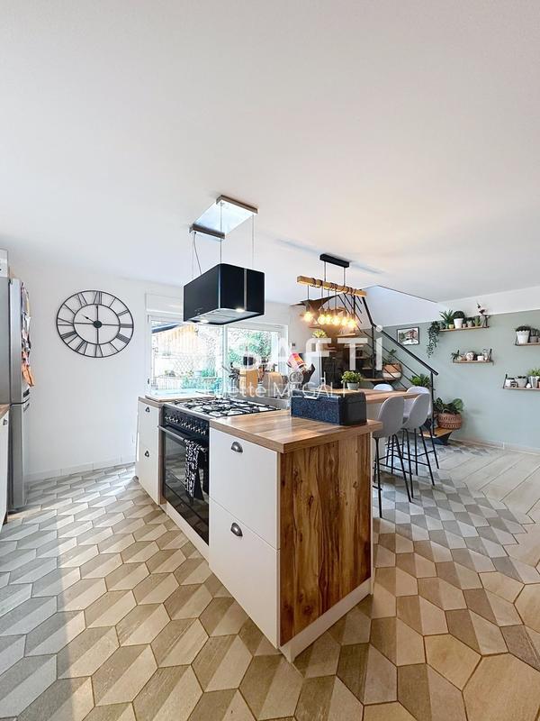 Maison - 331 m² - 8 pièces