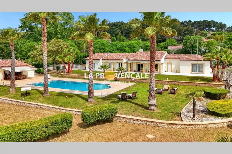 Maison traditionnelle - 250 m² - 6 pièces