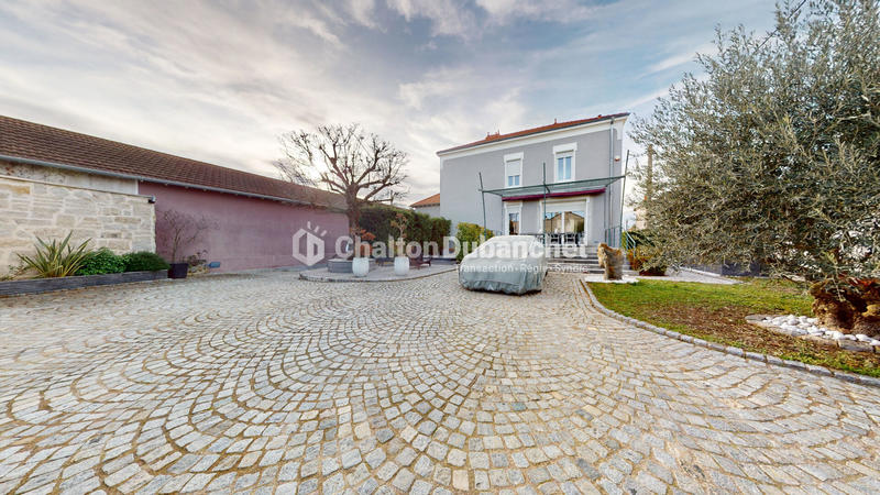 Maison - 220 m² - 8 pièces