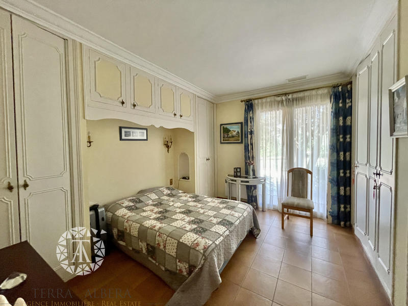 Villa - 285 m² - 10 pièces