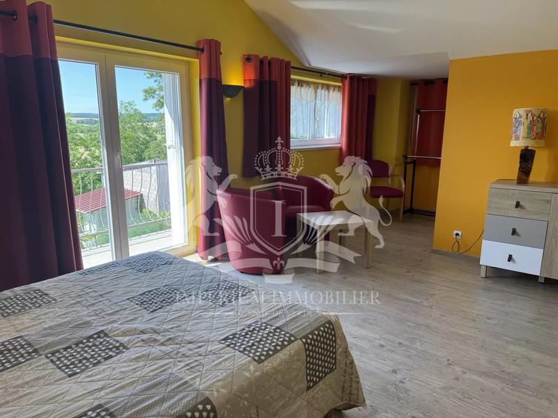 Maison - 255 m² - 10 pièces