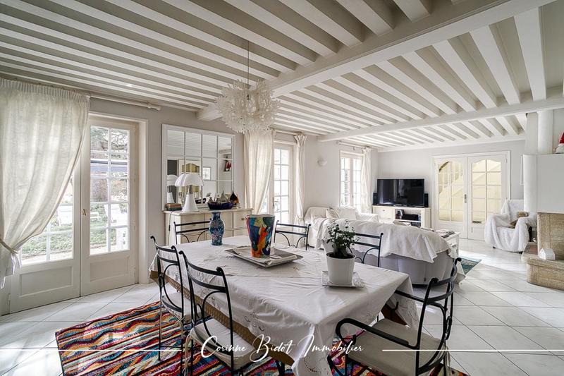 Villa - 320 m² - 8 pièces