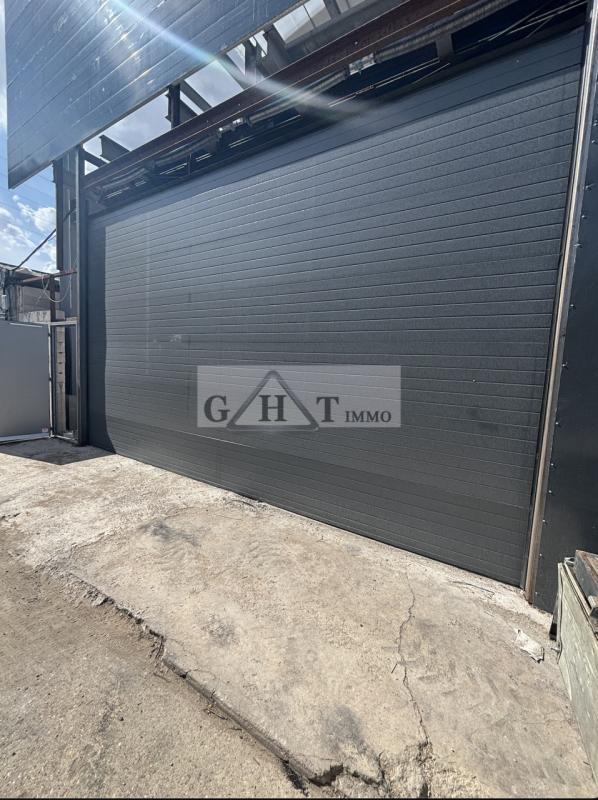 Entrepôt - 810 m²