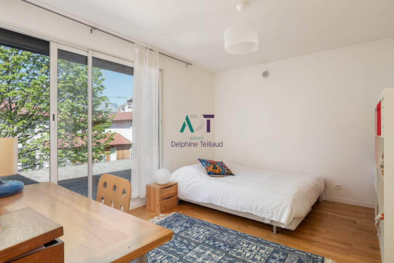 Maison - 240 m² - 8 pièces