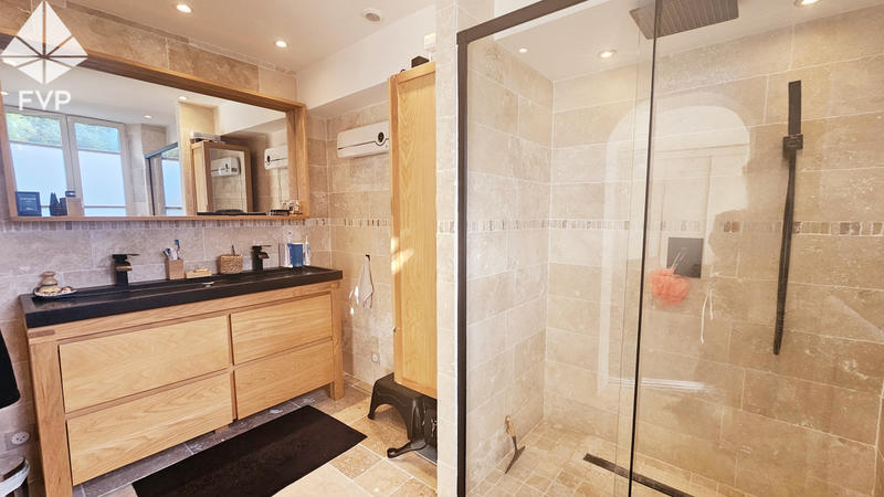 Propriété - 275 m² - 8 pièces