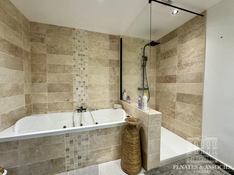 Maison - 241 m² - 8 pièces