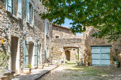 Mas - 635 m² - 20 pièces