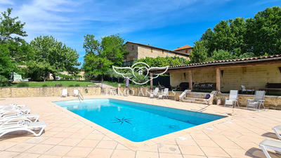 Mas - 896 m² - 29 pièces