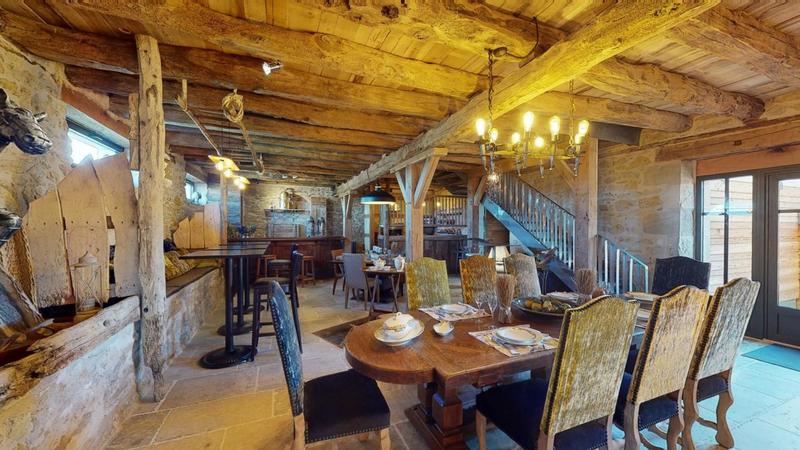 Maison - 1 290 m² - 25 pièces