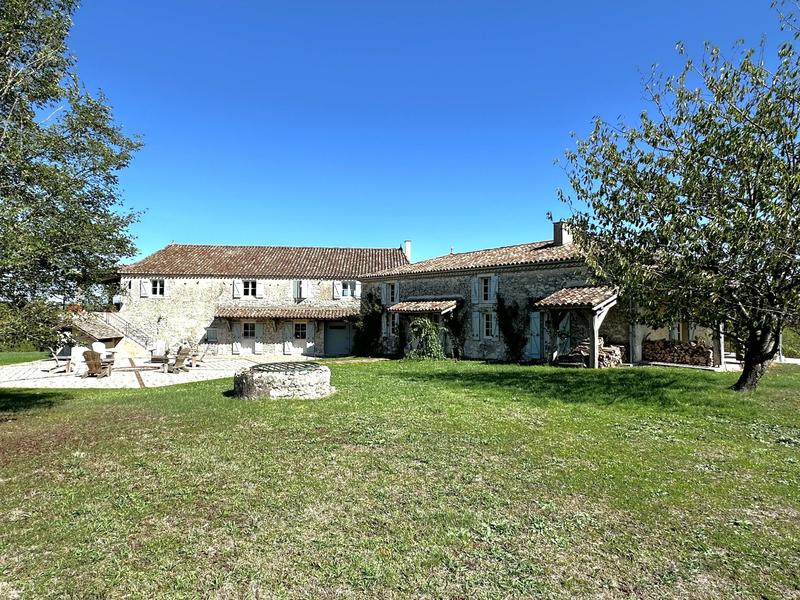 Maison traditionnelle - 471 m² - 10 pièces