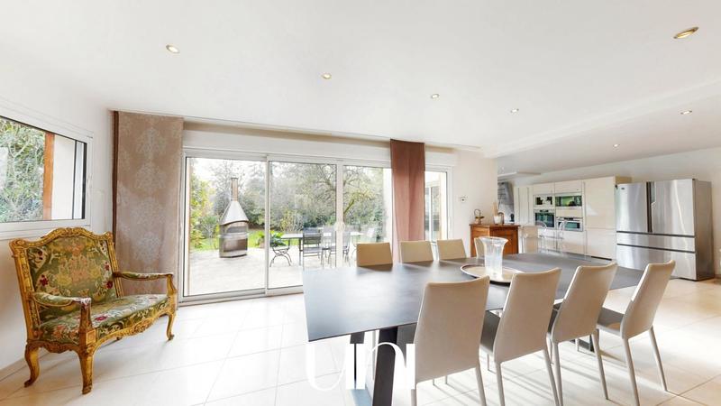 Maison - 365 m² - 12 pièces