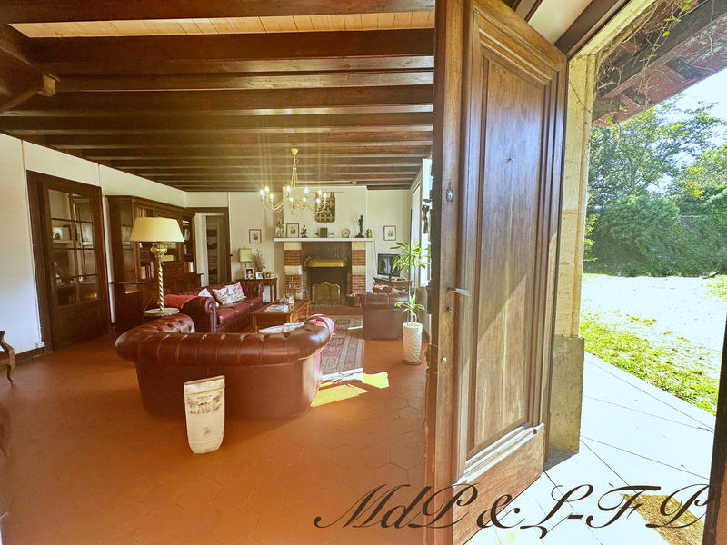 Maison - 241 m² - 7 pièces