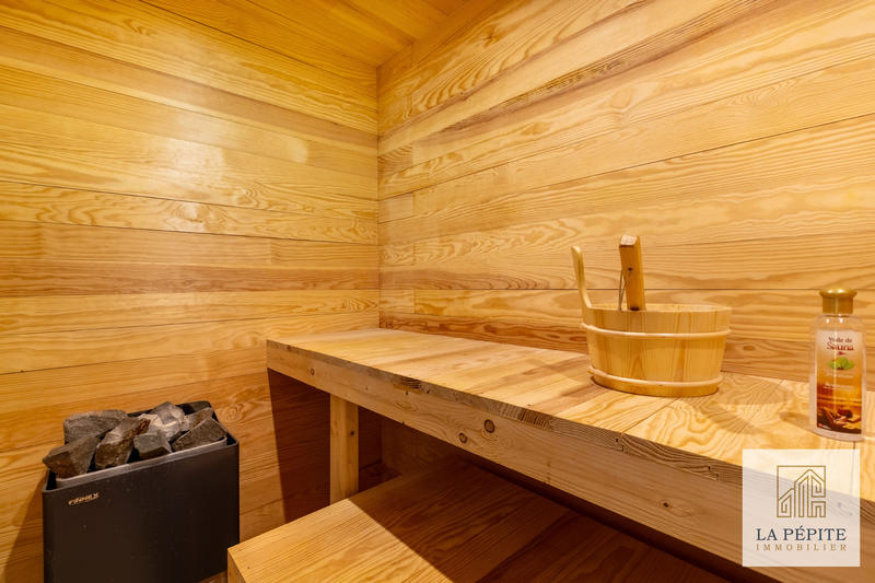 Maison - 240 m² - 8 pièces