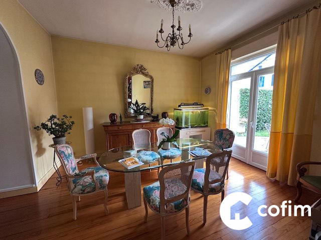 Maison - 287 m² - 10 pièces