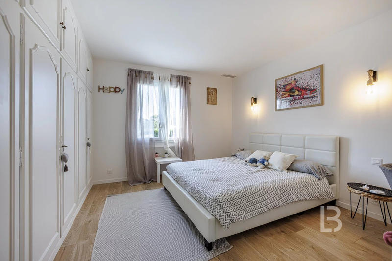 Maison - 240 m² - 8 pièces