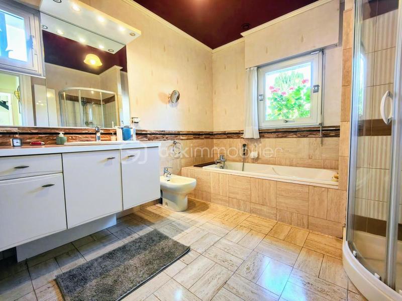 Demeure - 181 m² - 8 pièces