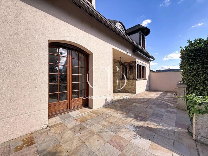 Maison - 200 m² - 8 pièces