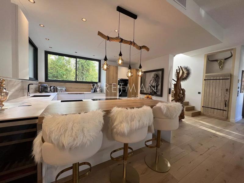 Maison - 220 m² - 7 pièces