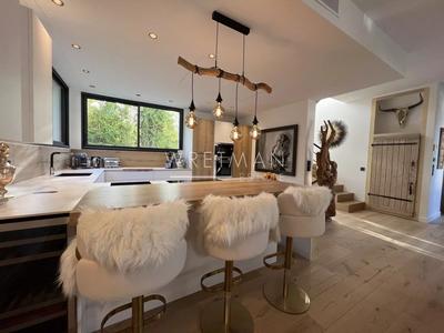 Maison - 220 m² - 7 pièces