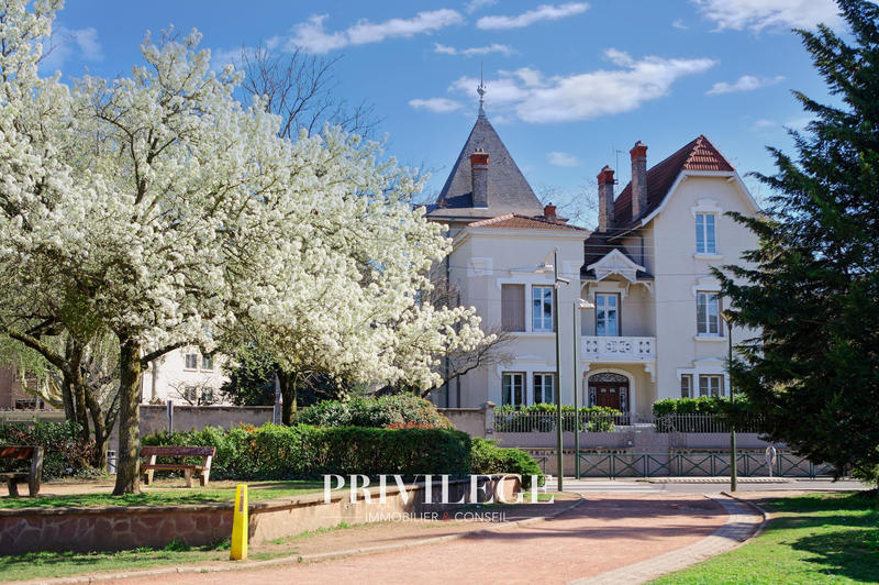 Maison - 250 m² - 8 pièces