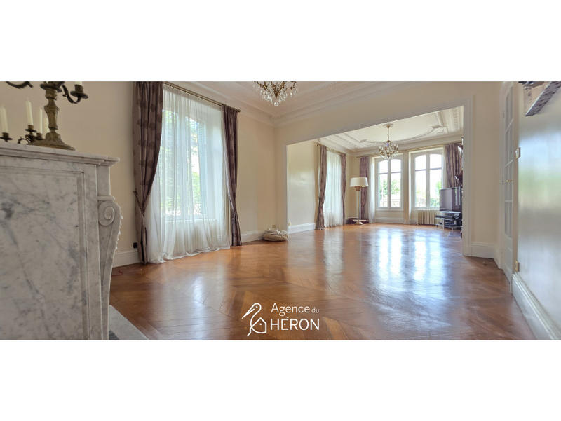 Maison - 240 m² - 9 pièces