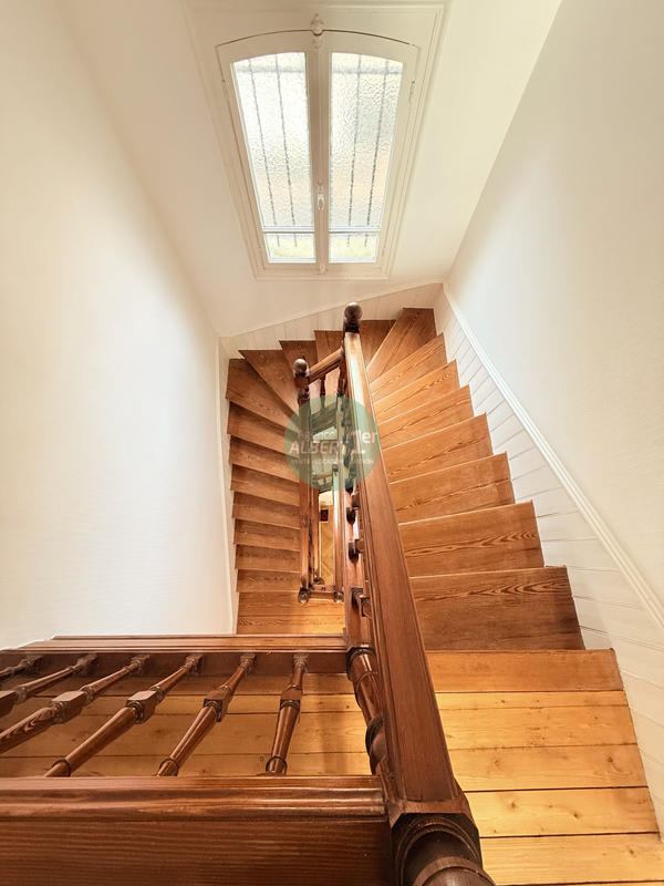 Maison - 180 m² - 8 pièces