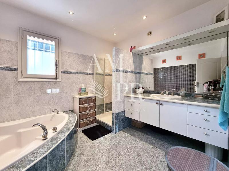 Villa - 215 m² - 8 pièces