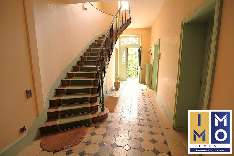 Maison - 458 m² - 11 pièces