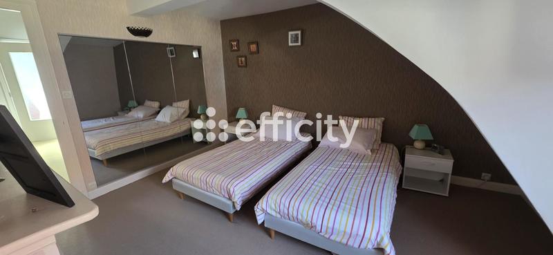 Maison - 212 m² - 9 pièces