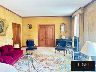 Maison - 300 m² - 11 pièces