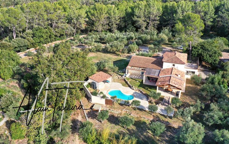 Maison - 207 m² - 7 pièces