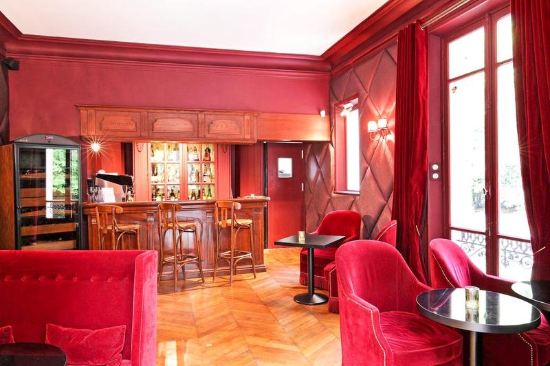 Demeure - 1 736 m² - 30 pièces