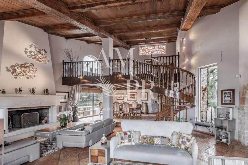 Maison - 500 m² - 9 pièces