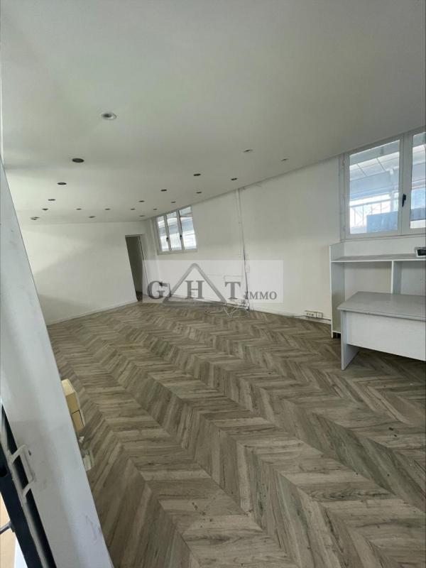 Entrepôt - 1 050 m²