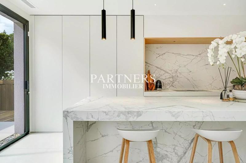 Maison - 350 m² - 6 pièces