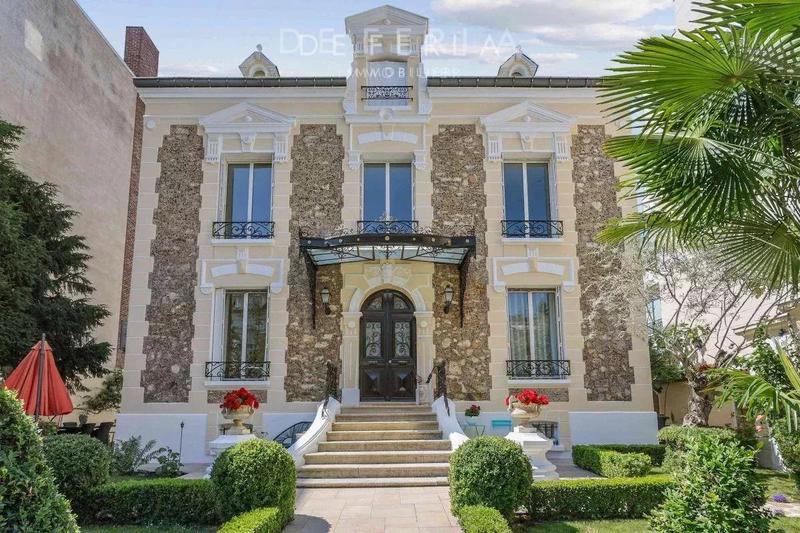 Demeure - 295 m² - 10 pièces