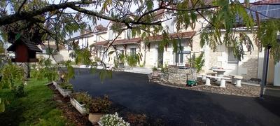 Maison traditionnelle - 227 m² - 7 pièces