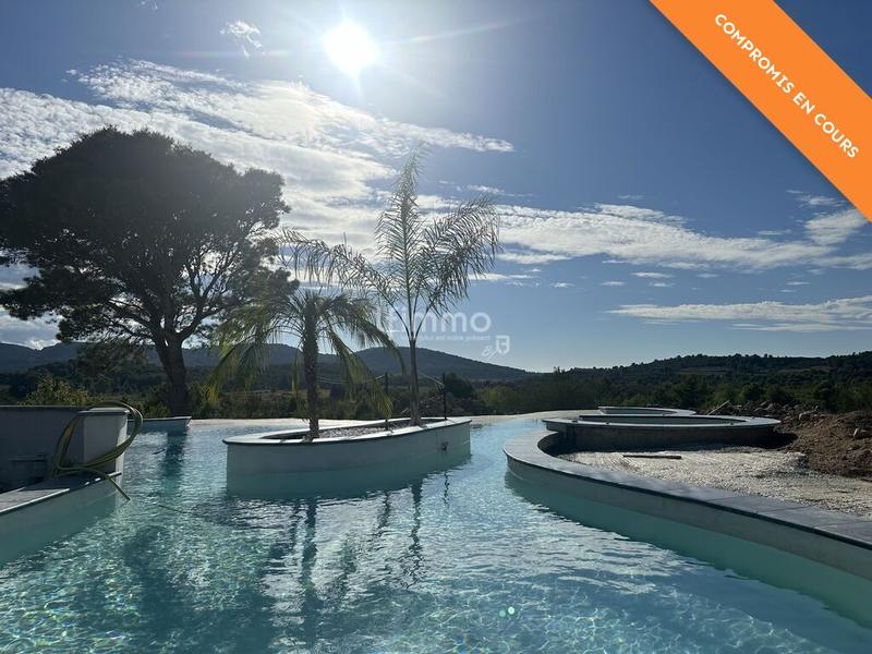 Propriété - 250 m² - 8 pièces