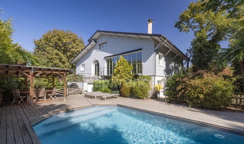 Maison - 300 m² - 12 pièces