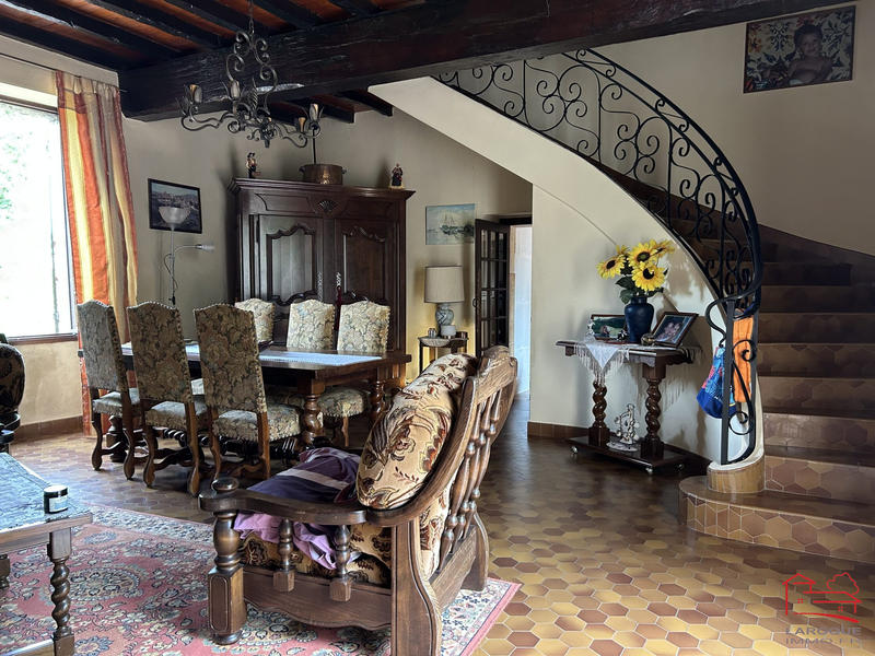 Maison - 210 m² - 8 pièces