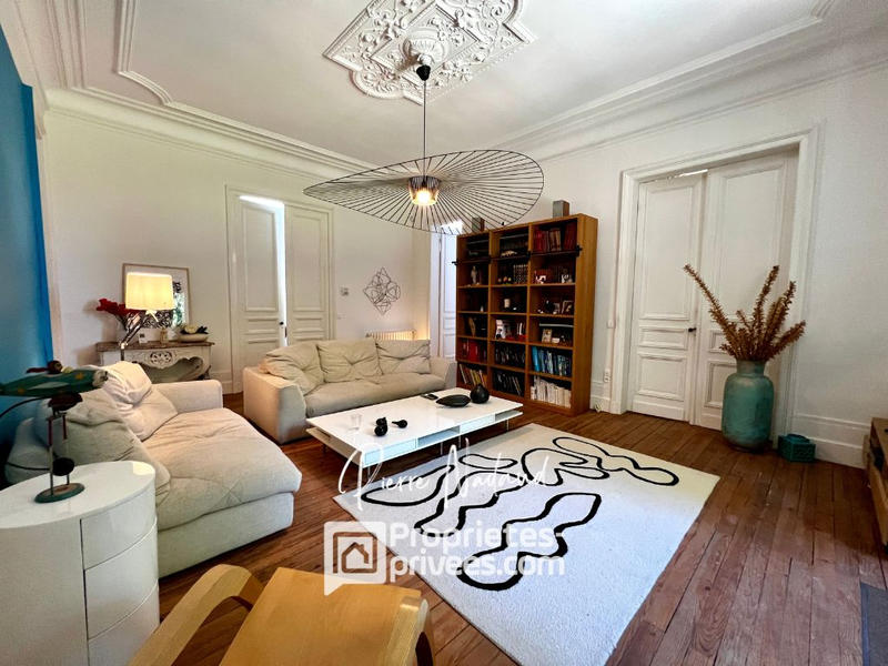 Maison - 230 m² - 9 pièces