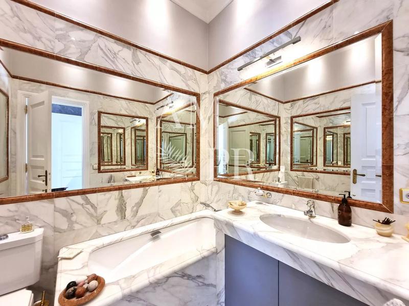 Maison - 370 m² - 8 pièces