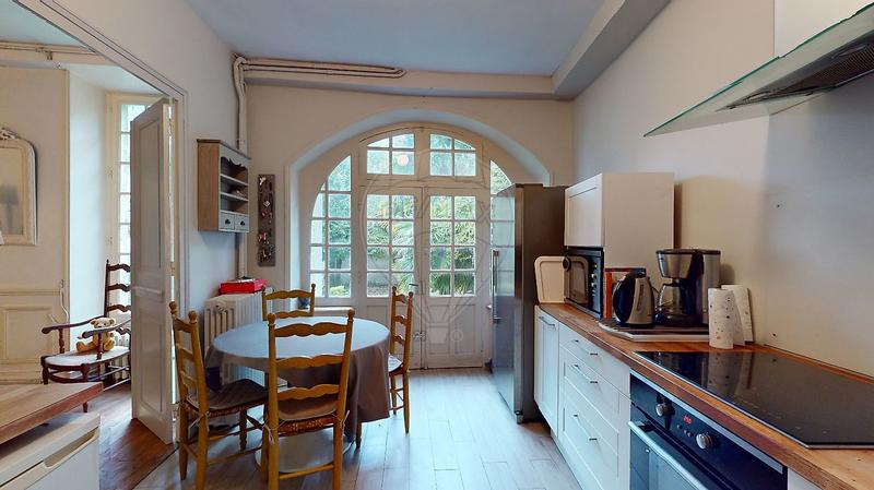 Propriété - 420 m² - 14 pièces