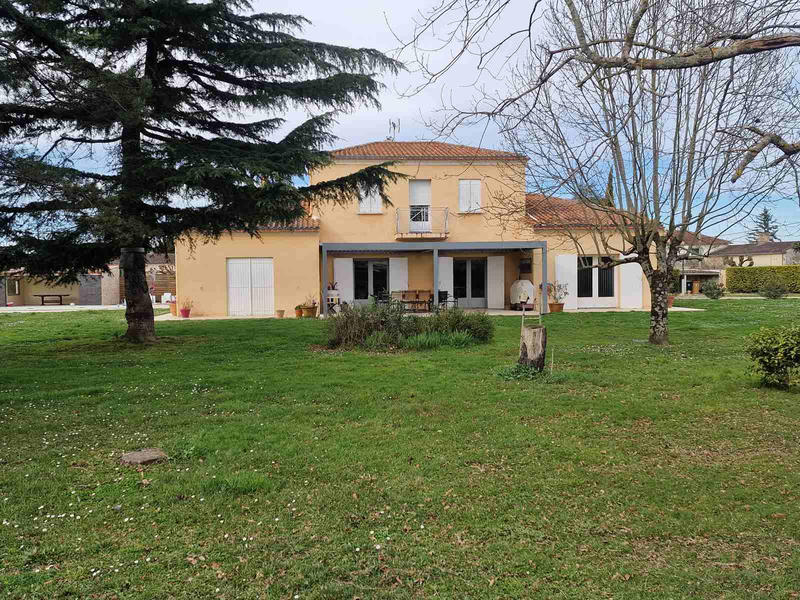 Maison - 255 m² - 8 pièces