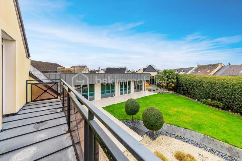 Maison - 305 m² - 8 pièces