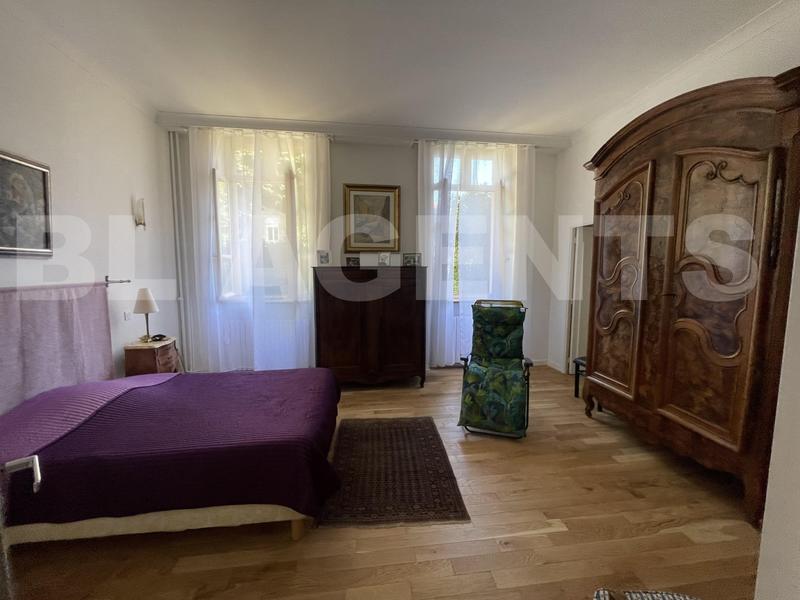 Demeure - 331 m² - 9 pièces