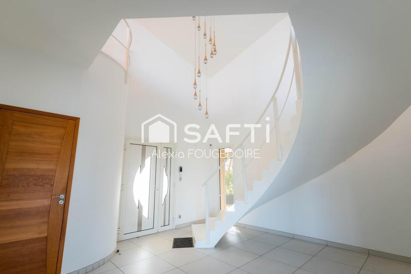 Maison - 298 m² - 9 pièces