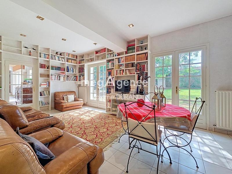 Maison - 275 m² - 11 pièces