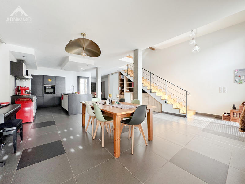 Maison - 240 m² - 8 pièces