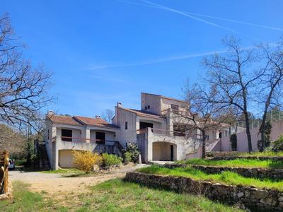 Villa - 276 m² - 8 pièces